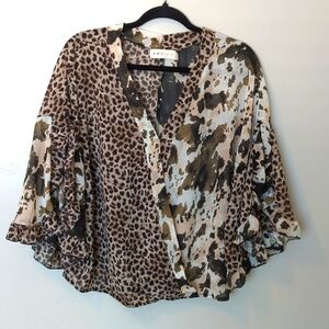Amoli‎ Women's Animal Leopard Cheetah Print Chiffon Bell Sleeve Top M